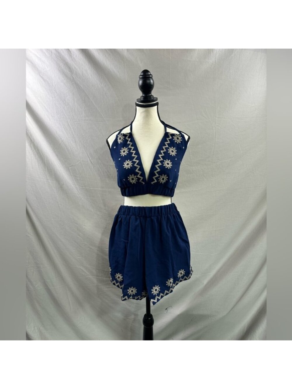 LAST ONE 🔥 Floral Embroidery Crop Tank Top And Loose Shorts Set Blue - Picture 7 of 10